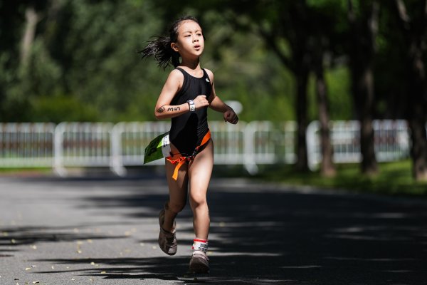 鼎盛证券 勇士部落2025青少年铁人三项赛落幕 百余名“小铁人”完成比赛